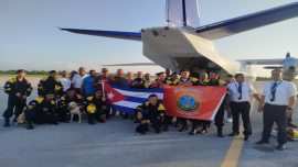 Rescatistas cubanos arriban a Venezuela para continuar labores de rescate